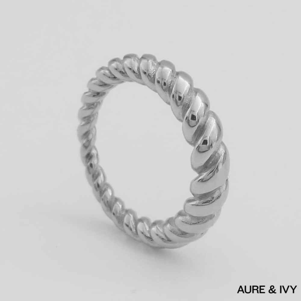 Vina Twist Ring